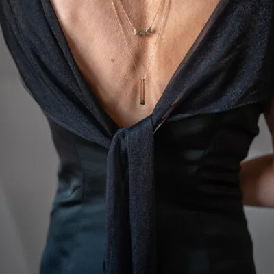 Détail du décolleté dos d'une robe cintrée en satin duchesse
